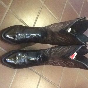 Men’s western cowboy boots.
